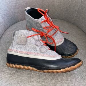 Sorel Women’s Out N About Waterproof Boots Size 8